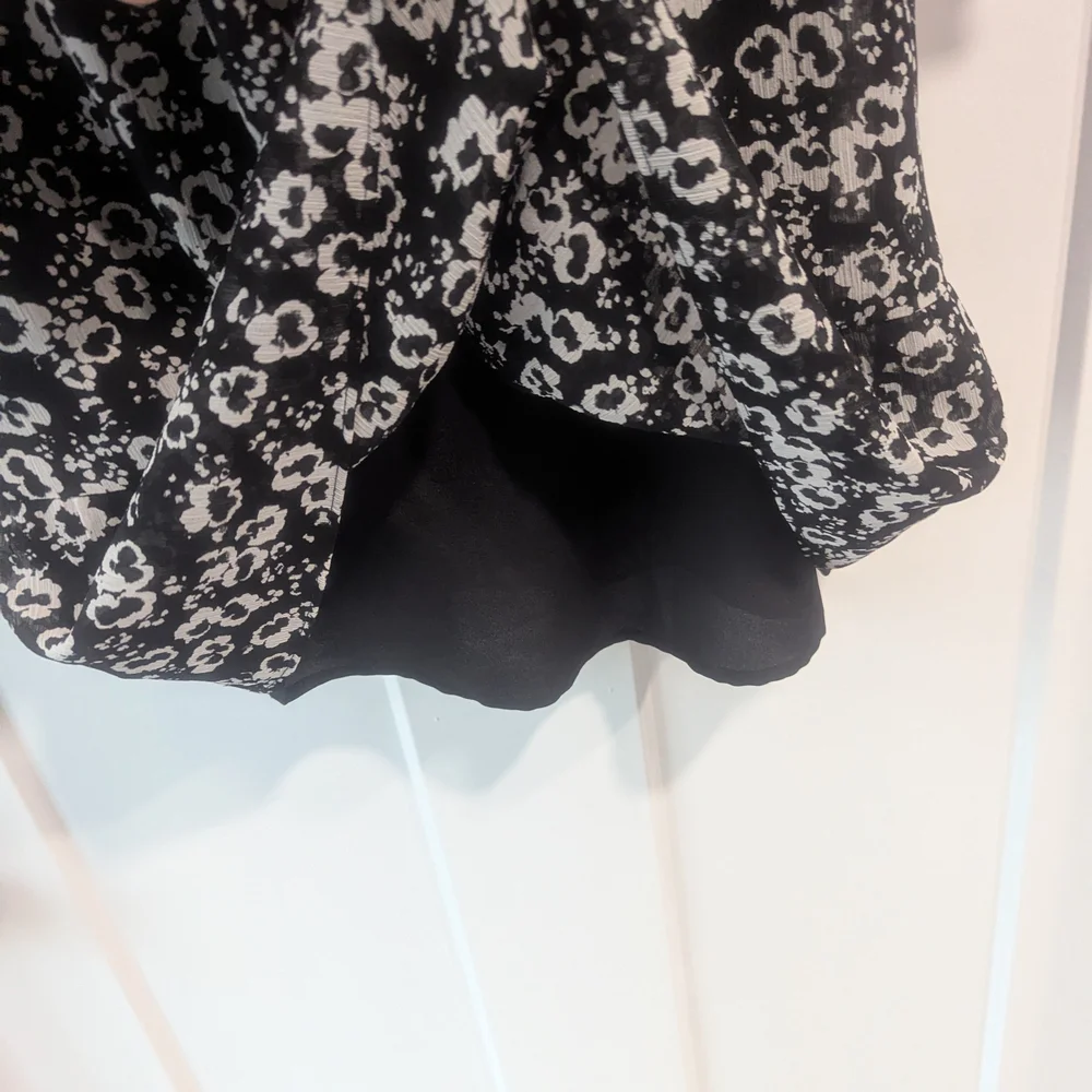 Chic Black and White Floral Mini Dress - Picture 4 of 5